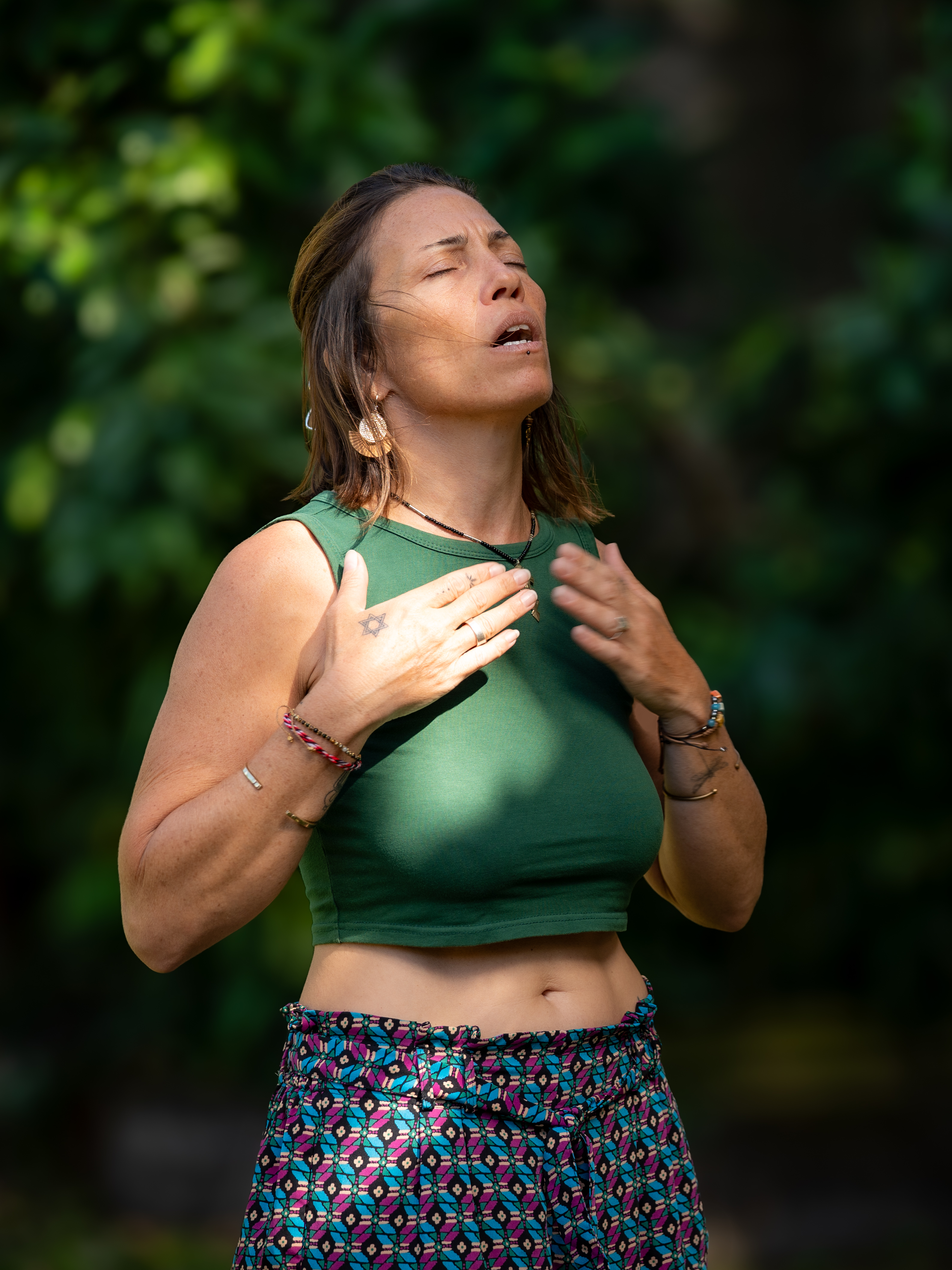 Claire Thesmier, praticienne de bien-être en Guadeloupe, en pratique de breathwork en plein air